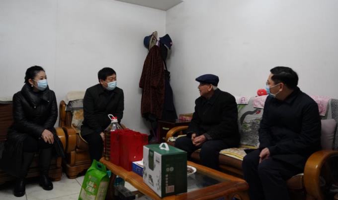 壹定发委党委委员、副主任任兴文春节前夕带队走访慰问壹定发集团老党员