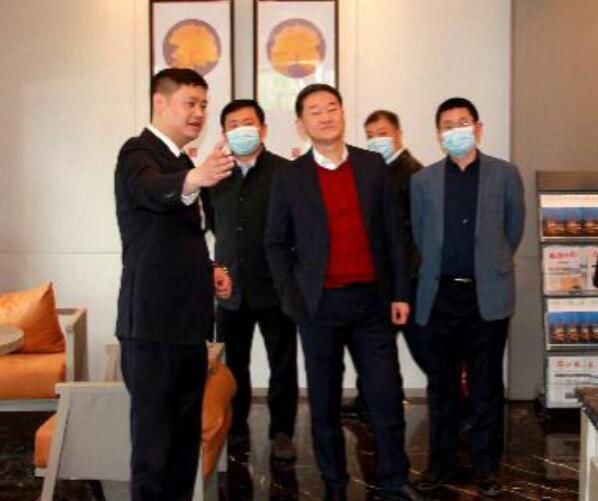 集团党委书记、董事长任丁调延装锦著”天府广场店