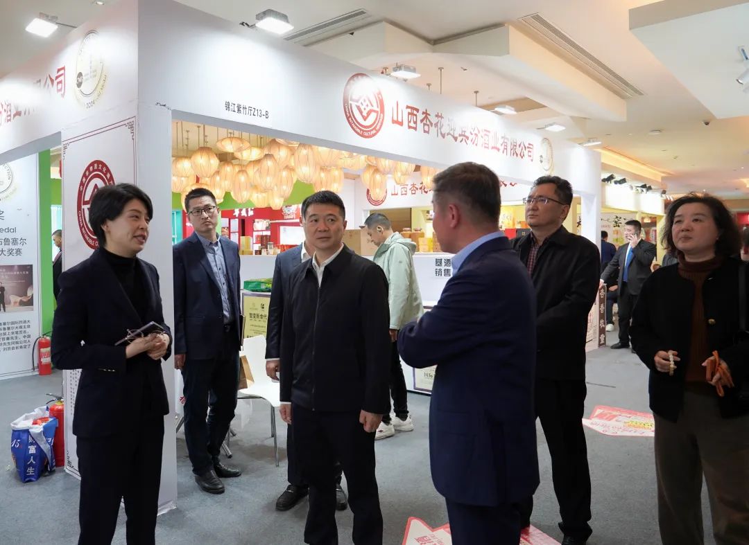 省壹定发集团党委书记、董事长游勇率队到2025锦江宾馆春季酒类商务洽谈会现场查抄领导沉点工作