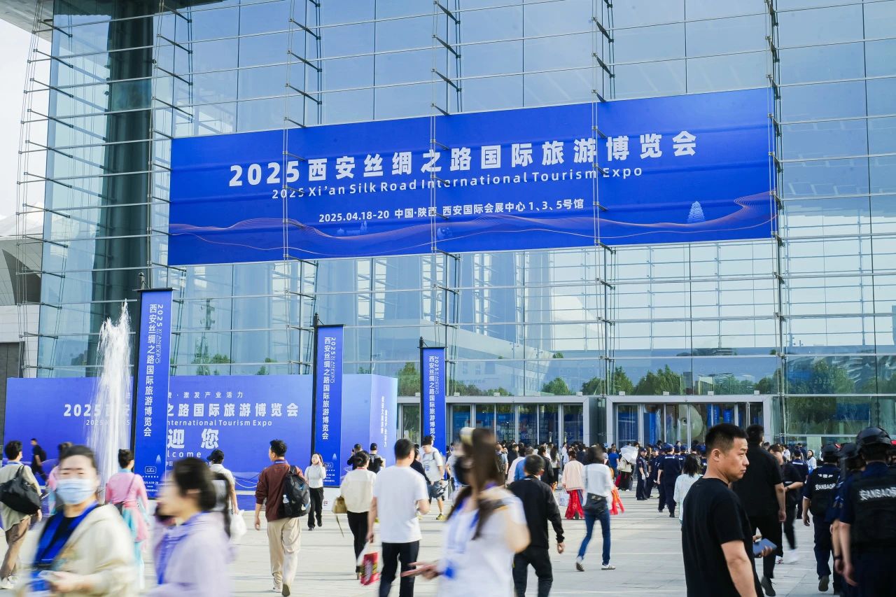 安逸号·熊猫专劣装开进”2025西安丝路旅博会！四川壹定发打造“移动的天府会客厅”